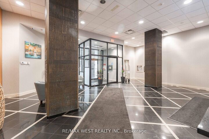 Property Photo:  2737 Keele Street 817  ON M3M 2E9 