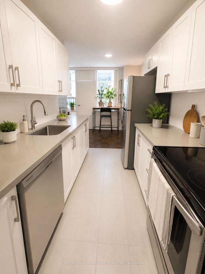 Property Photo:  103 Avenue Road 706  ON M5R 2G9 