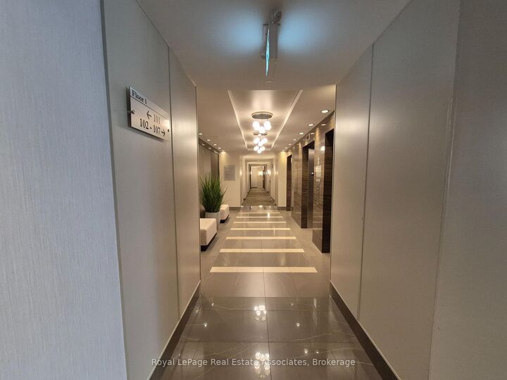 Property Photo: 1055 Southdown Road 811 ON L5J 0A3