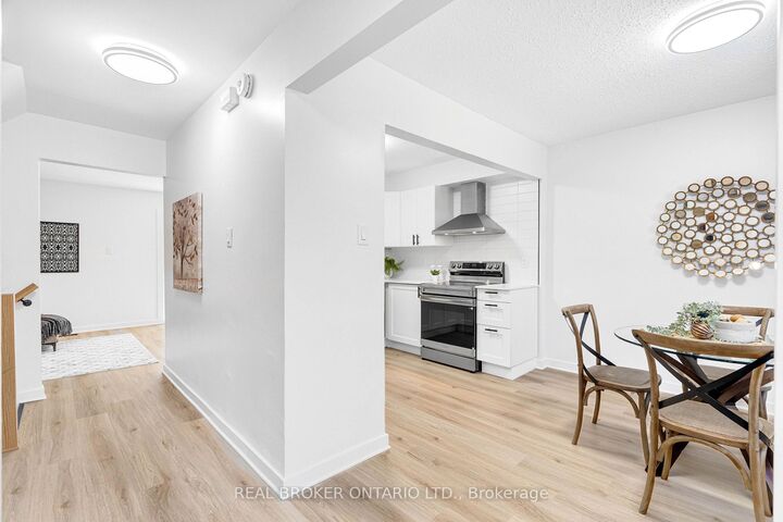 Property Photo: 1449 Ridgebrook Drive 124 ON K1B 4T1