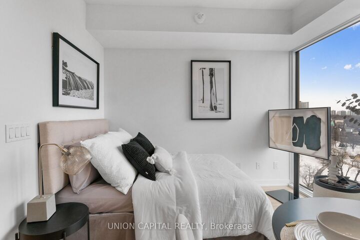 Property Photo: 319 Jarvis Street 1612 ON M5B 0C8