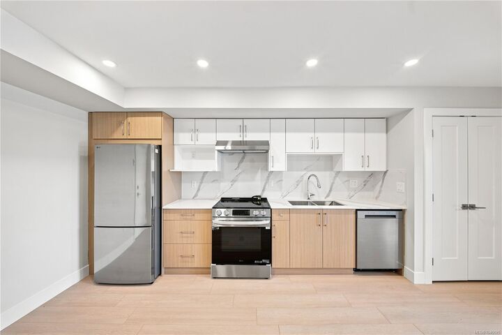 Property Photo:  171 Jensen Ave W #207  BC V9P 1K3 