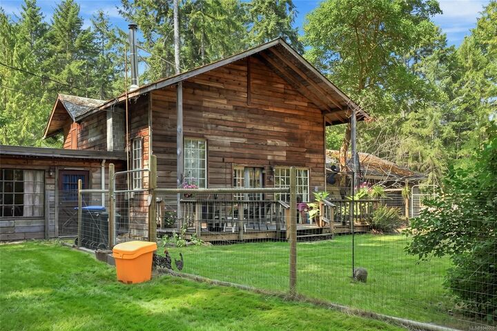 Property Photo: 2101 Parkway Pl BC V0R 1V0