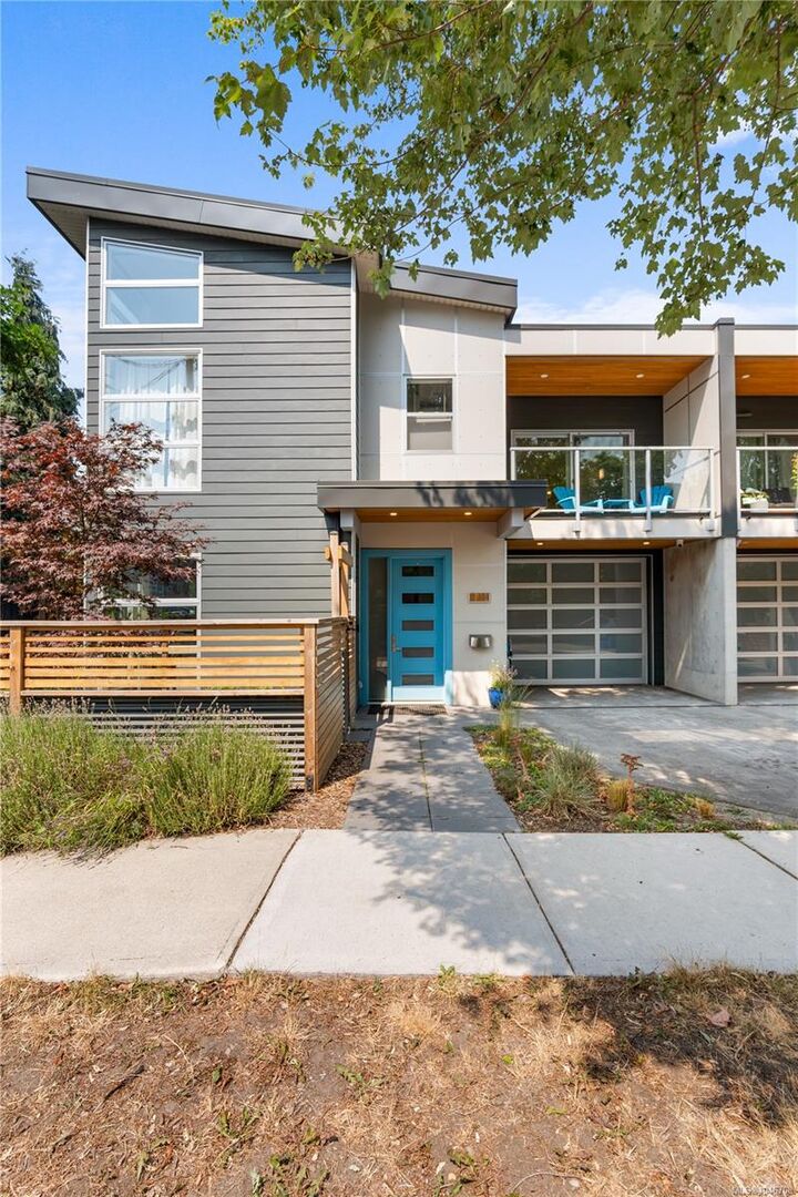 1704 Coronation Ave — photo 1
