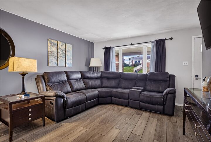 Property Photo: 25 Highbury Rd PA 15024