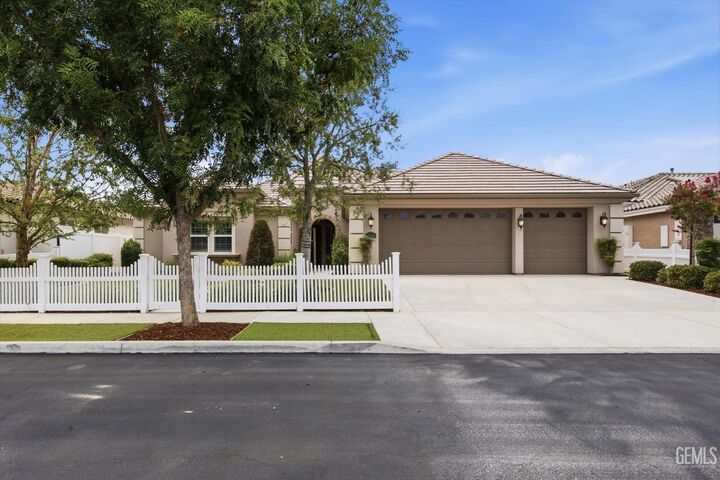 Property Photo:  2909 Mandalay Place  CA 93311 