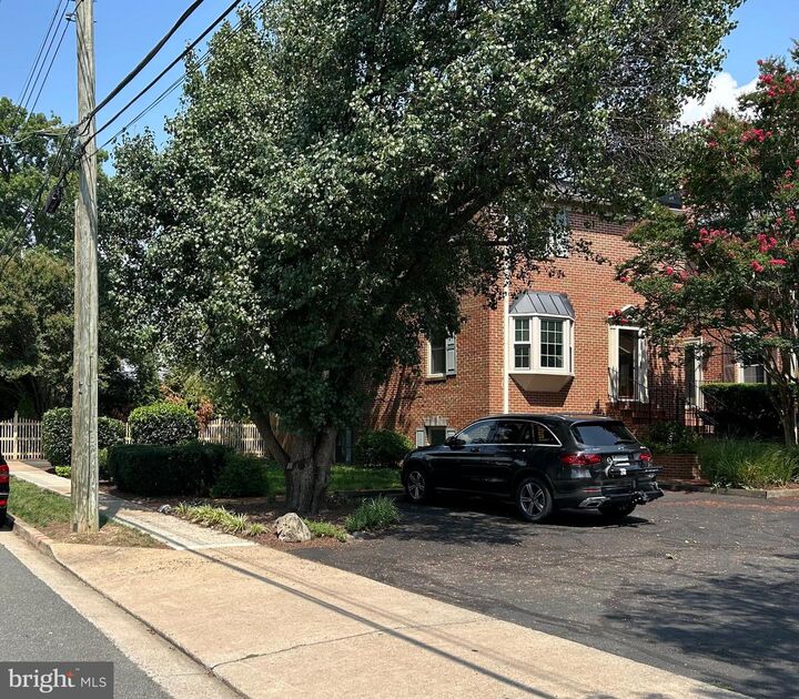 Property Photo:  2133 N Lincoln Street  VA 22207 