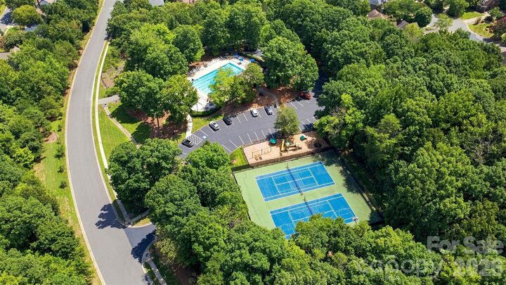 Property Photo: 6813 Wolf Run Drive NC 28277