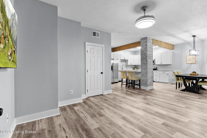 Property Photo:  925 E 7th St Apt 104  IN 47130 