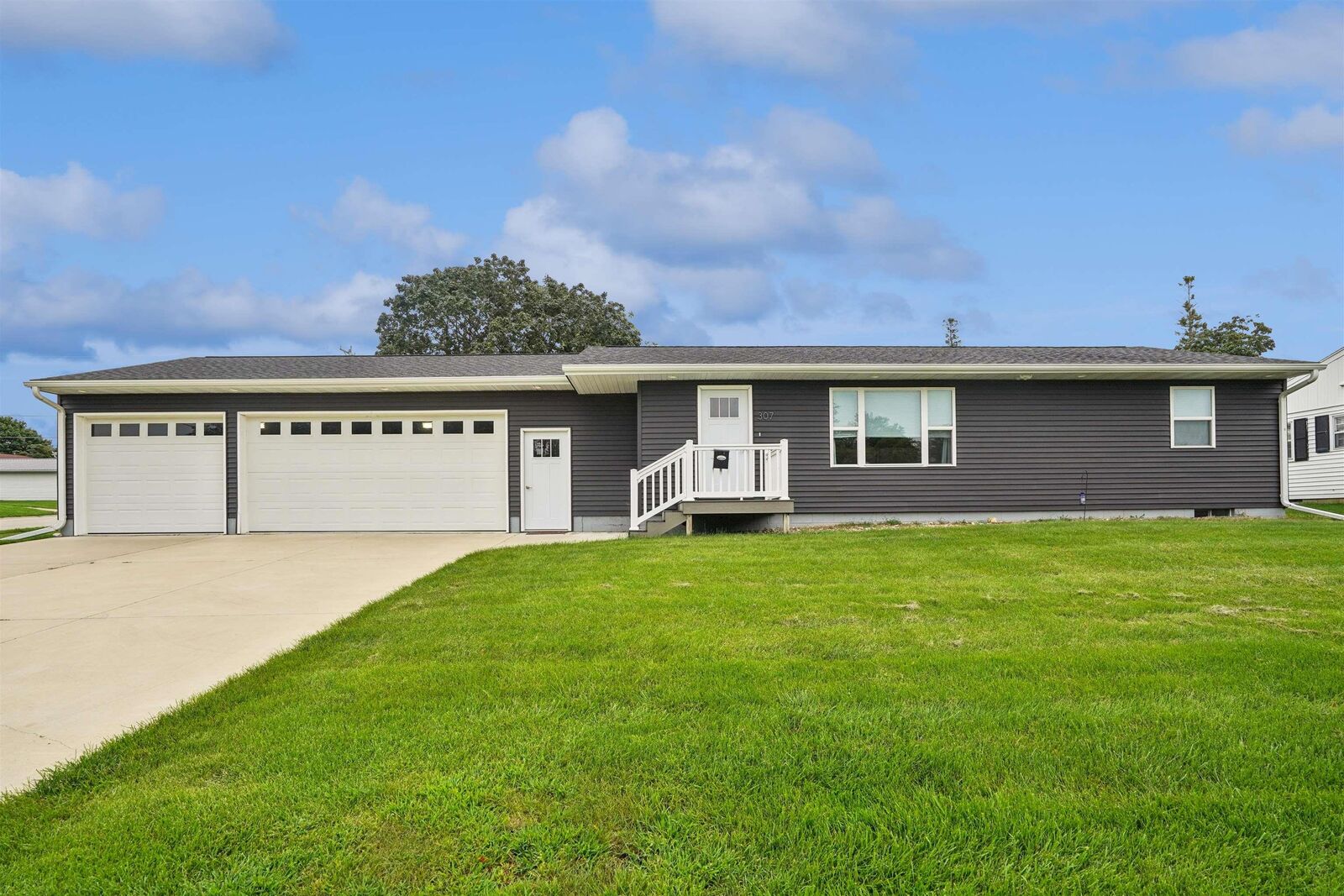 Property Photo:  307 7th Ave SE  IA 50662 