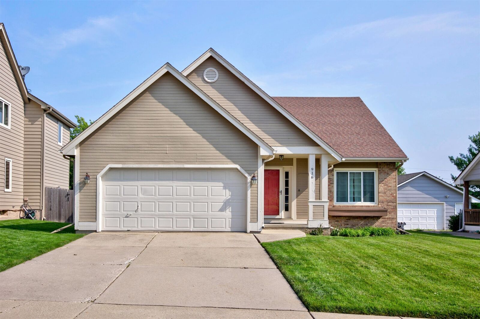 Property Photo: 916 SE Chaparal Drive IA 50021