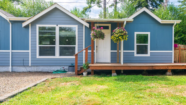 Property Photo: 127 N Hillside Drive OR 97368