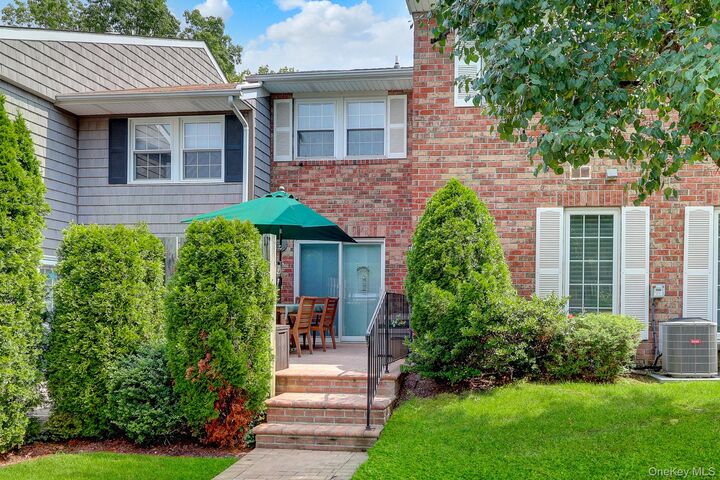 Property Photo:  11 Clubhouse Court  NY 11797 