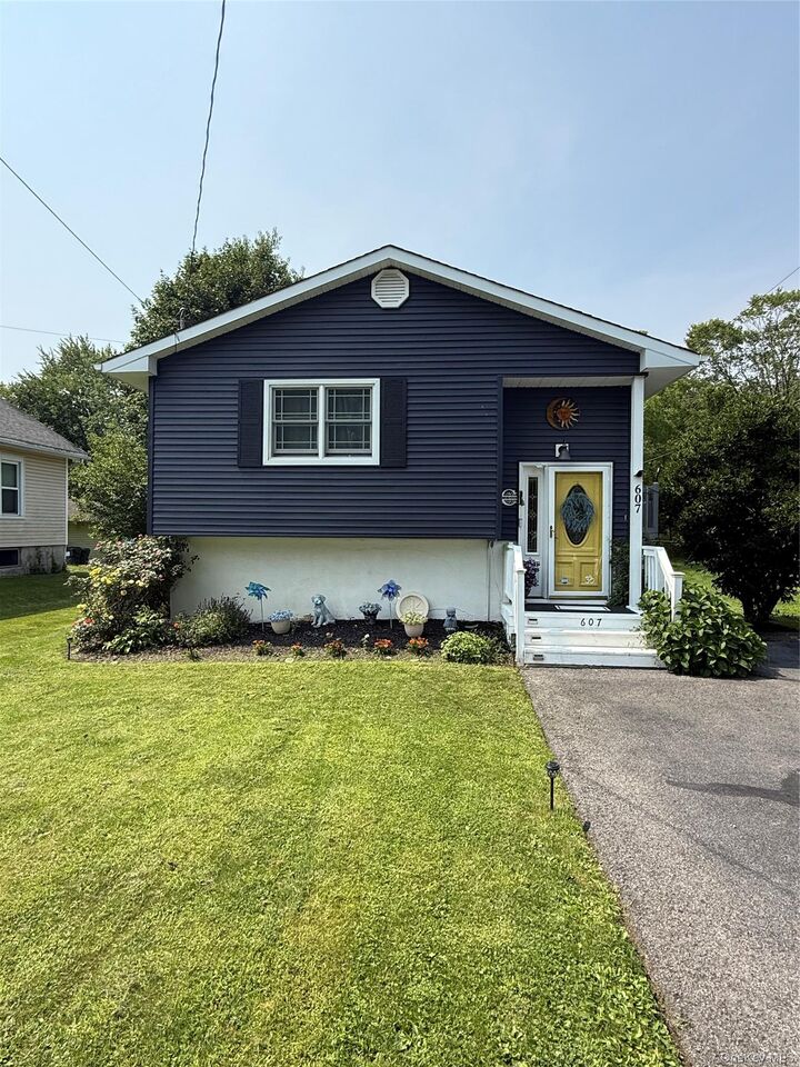Property Photo:  607 Heard Avenue  NY 12543 