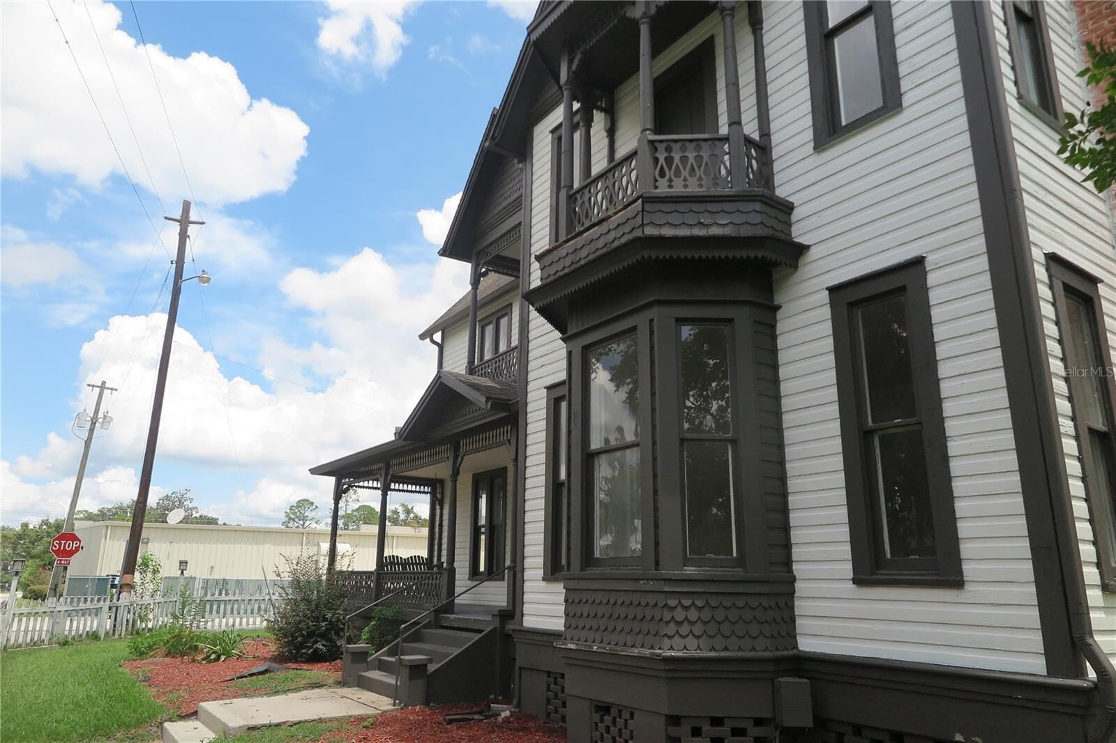 Property Photo:  105 SE 1st Avenue  FL 32054 