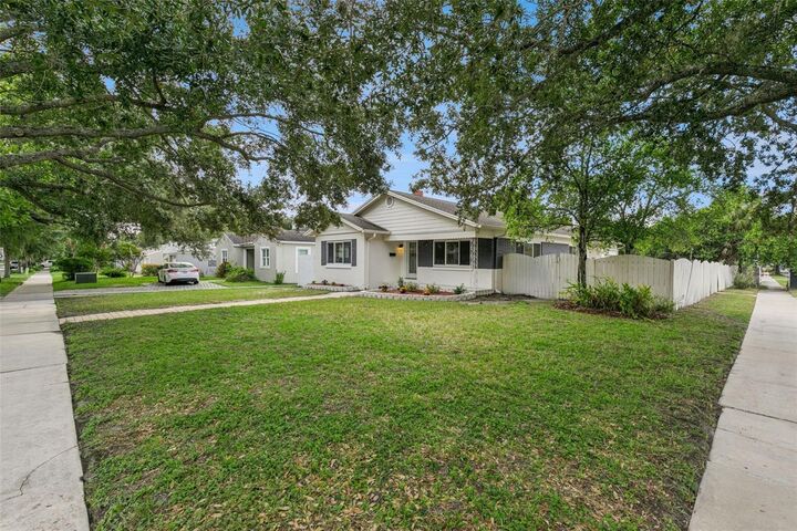 Property Photo: 1652 Berkshire Avenue FL 32789