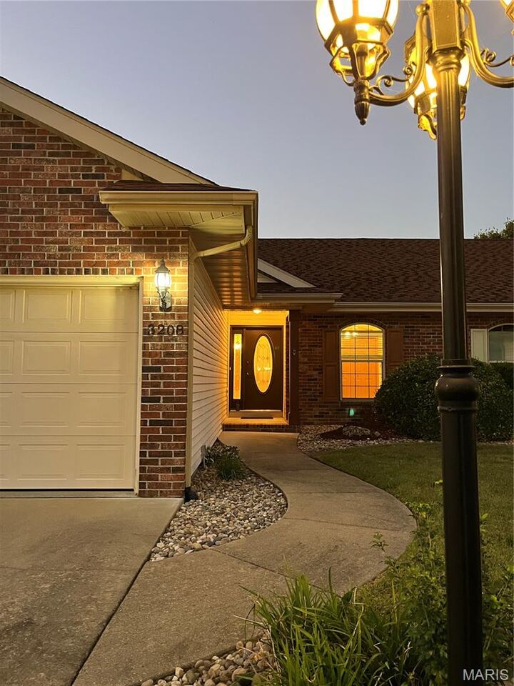 Property Photo:  3208 Leverett Court  IL 62002 