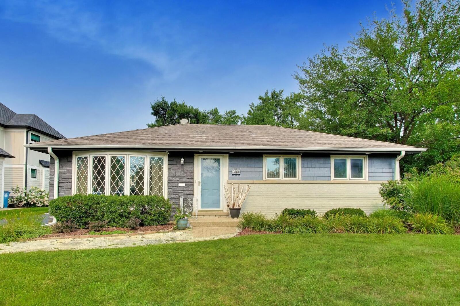 Property Photo: 466 N Ridgeland Avenue IL 60126