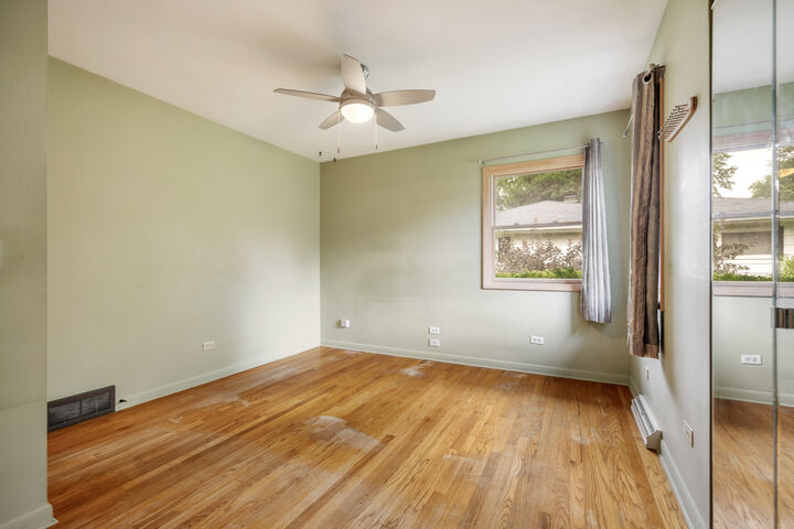 Property Photo:  947 Diane Avenue  IL 60123 