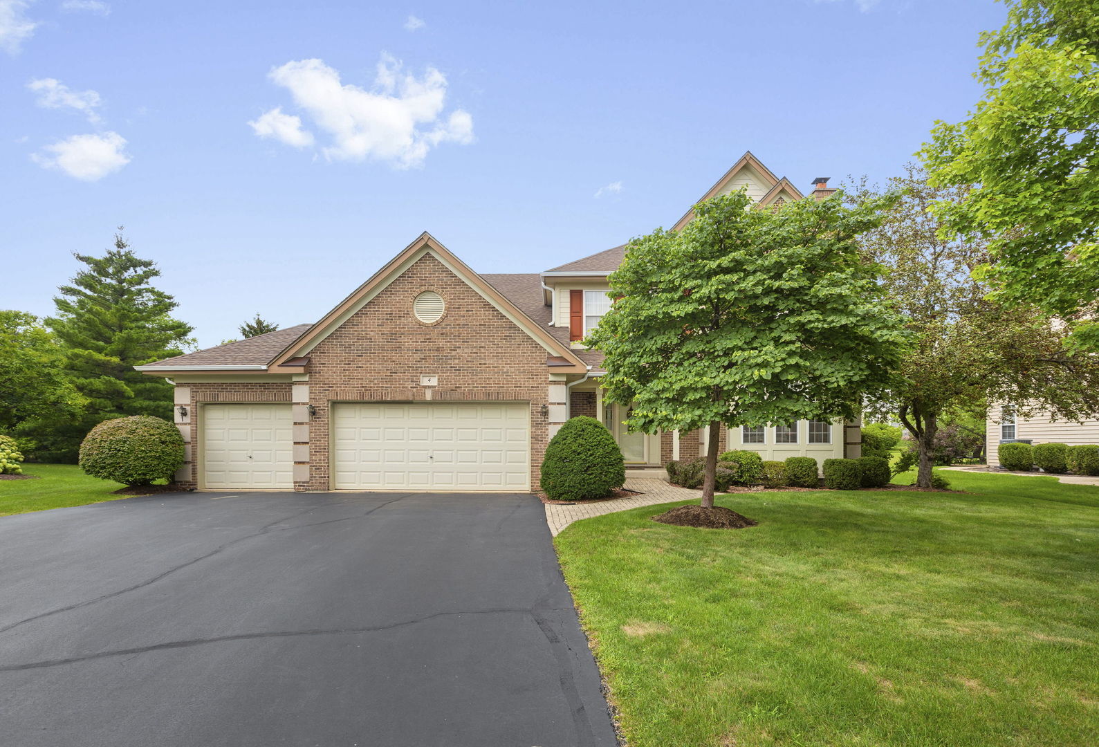 Property Photo: 4 Wellesley Court IL 60047