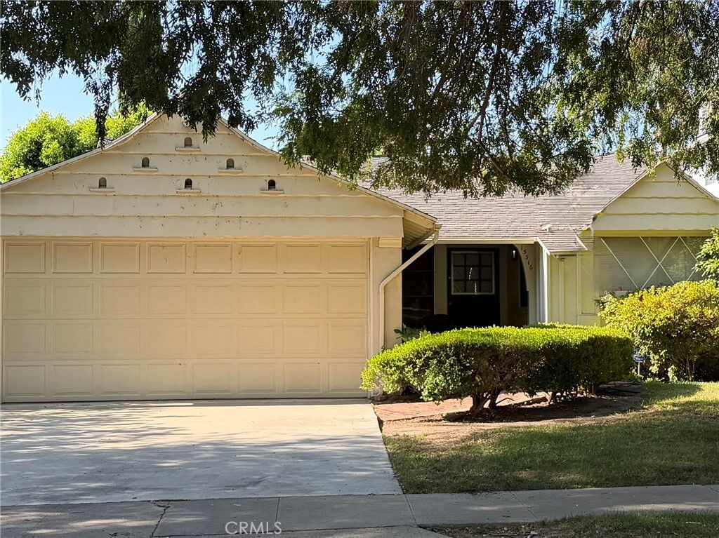 Property Photo: 15516 Huston Street CA 91436