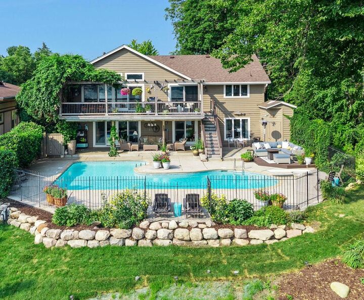 Property Photo:  162 Peninsula Road  MN 55441 