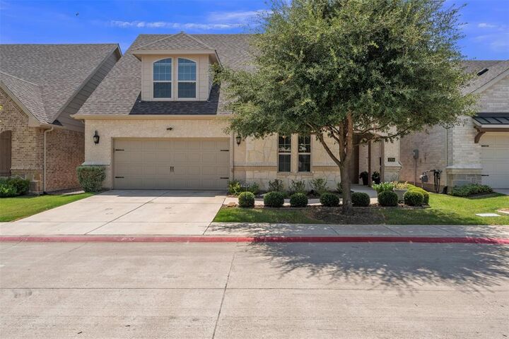 Property Photo: 2704 Esplanade Boulevard 2704 TX 76063