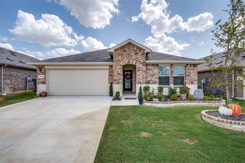 Property Photo: 5529 Legends Way TX 76249