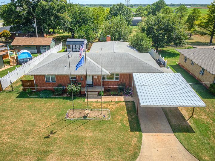 Property Photo:  925 W Creek Street  OK 73052 
