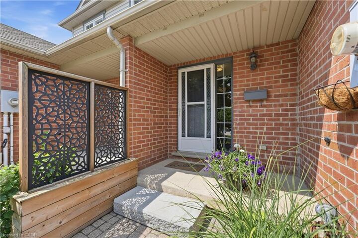 Property Photo: 27 Bronte Court ON L9H 7N2