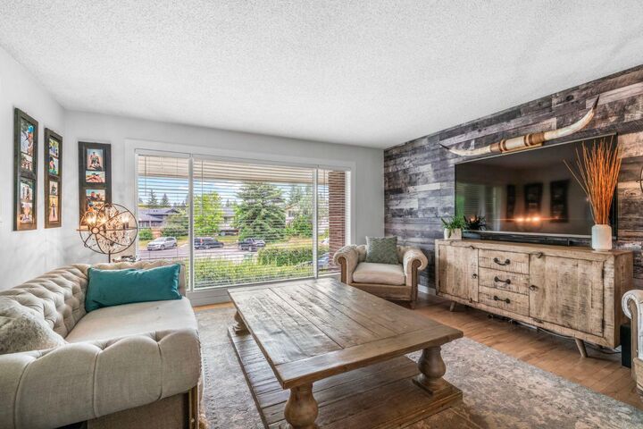 Property Photo:  12 Glenwood Court  AB T4C 1H4 