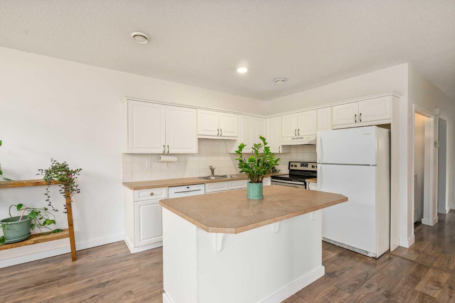 Property Photo:  116 First Street 2  AB T4C 1Z3 