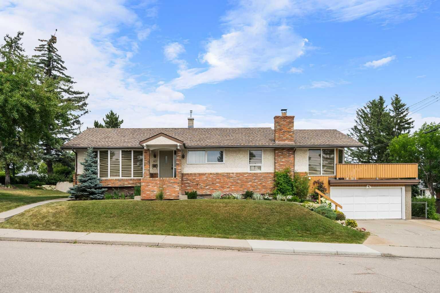 Property Photo: 40 Thornlee Crescent NW AB T2K 2W3