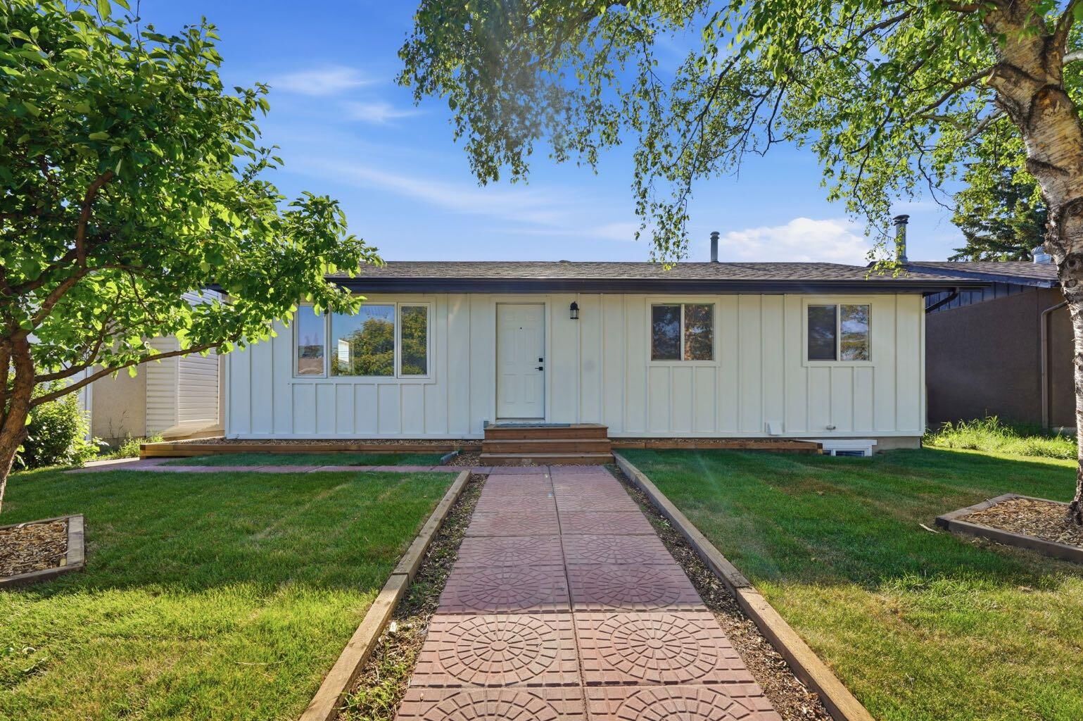 Property Photo:  19 Mardale Crescent NE  AB T2A 3V4 