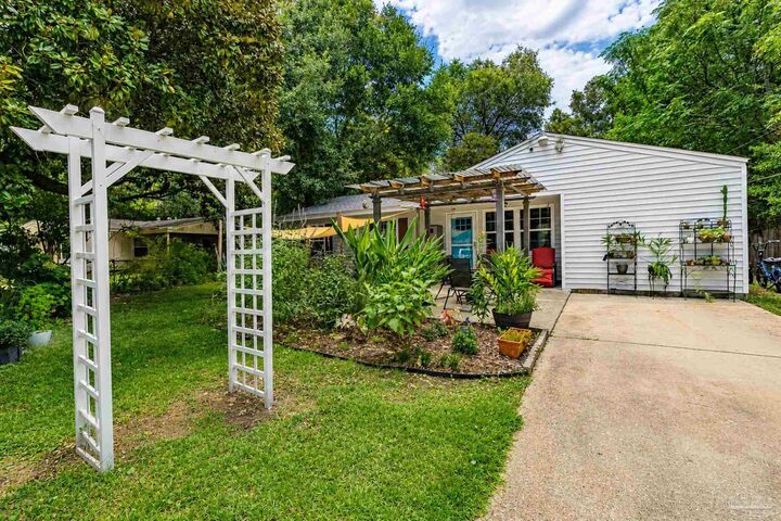 Property Photo: 4679 Oakland Dr FL 32526