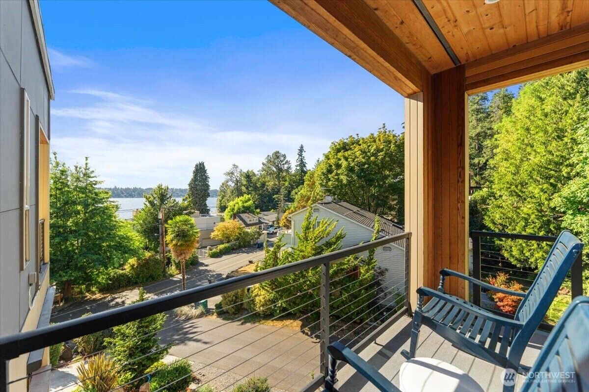 Property Photo: 11822 Holmes Point Drive NE WA 98034