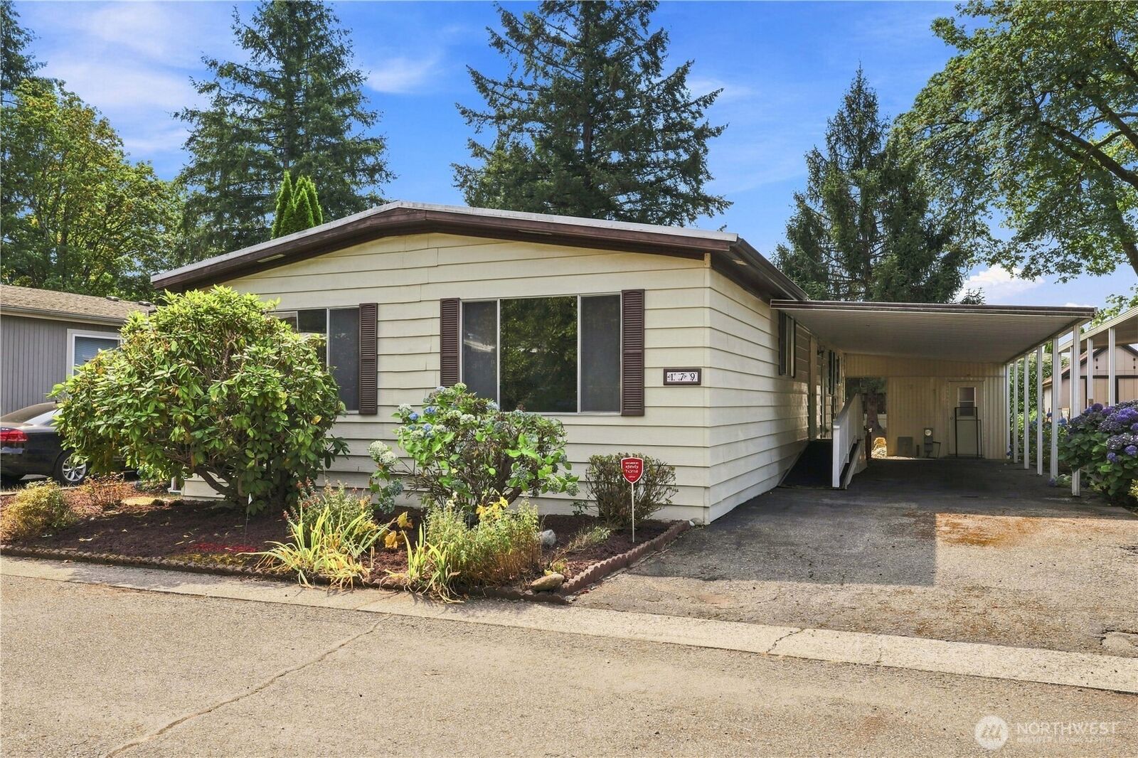 Property Photo: 18425 NE 95th Street 179 WA 98052