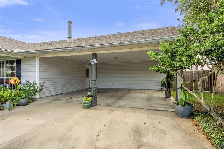 Property Photo: 910 Aberdeen Drive LA 70605
