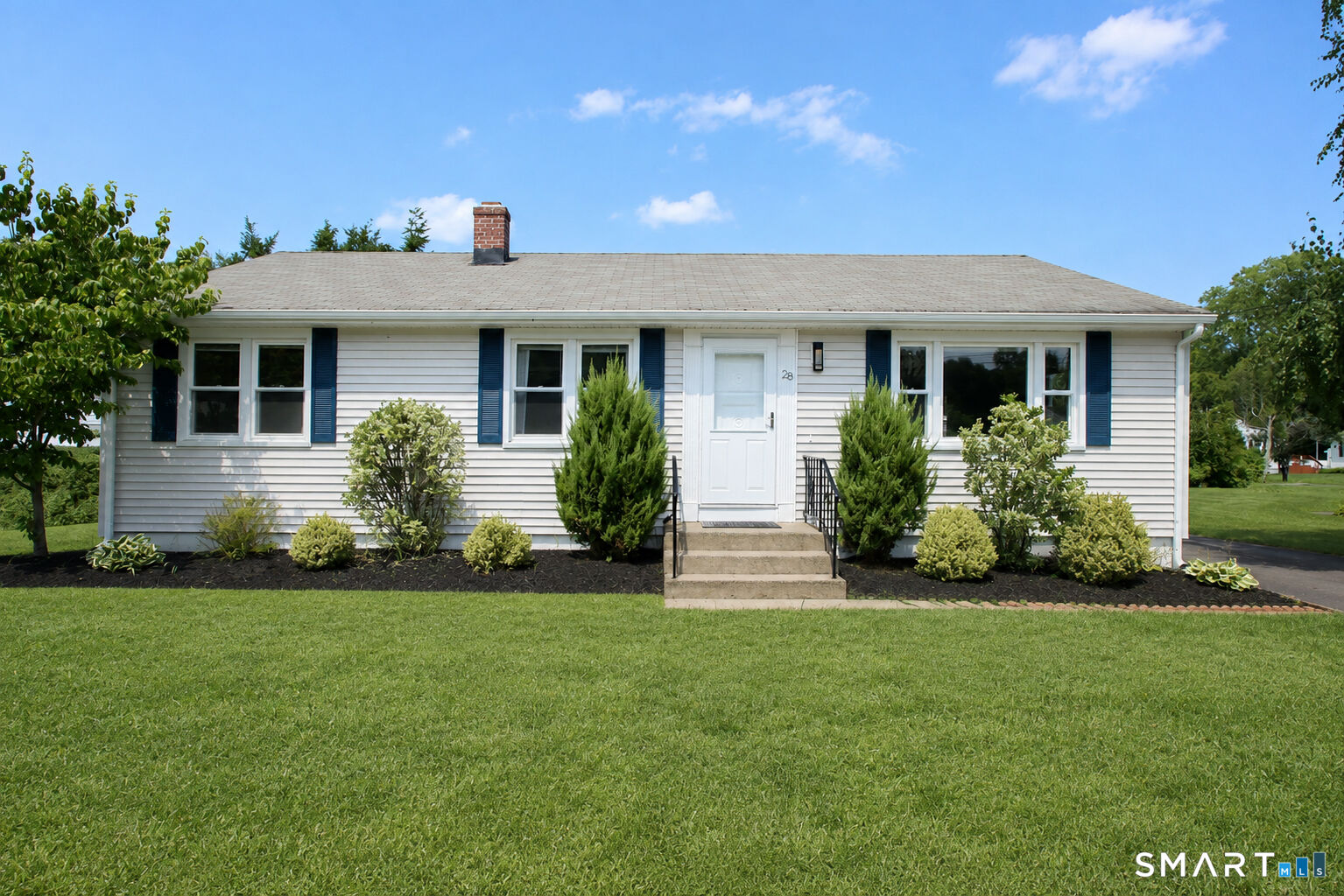 Property Photo:  28 East Clover Circle  CT 06514 