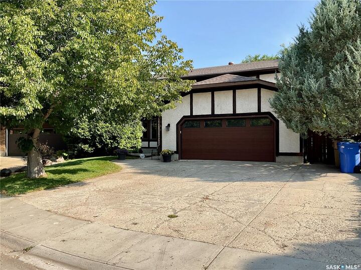 2210 Hanover Crescent E — photo 1