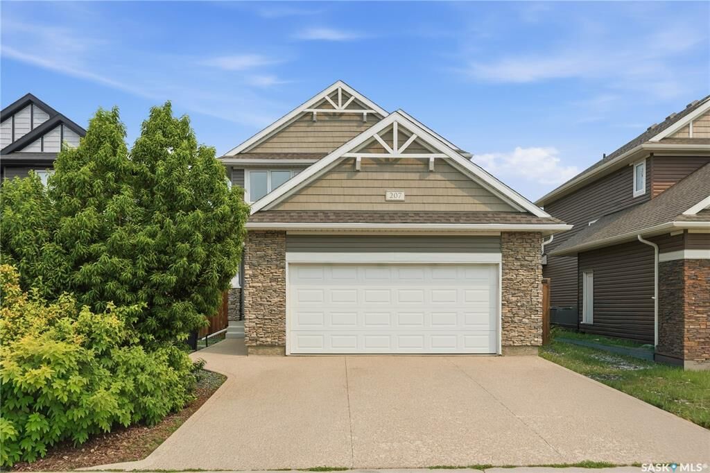 Property Photo:  207 Kolynchuk Manor  SK S7T 0W4 