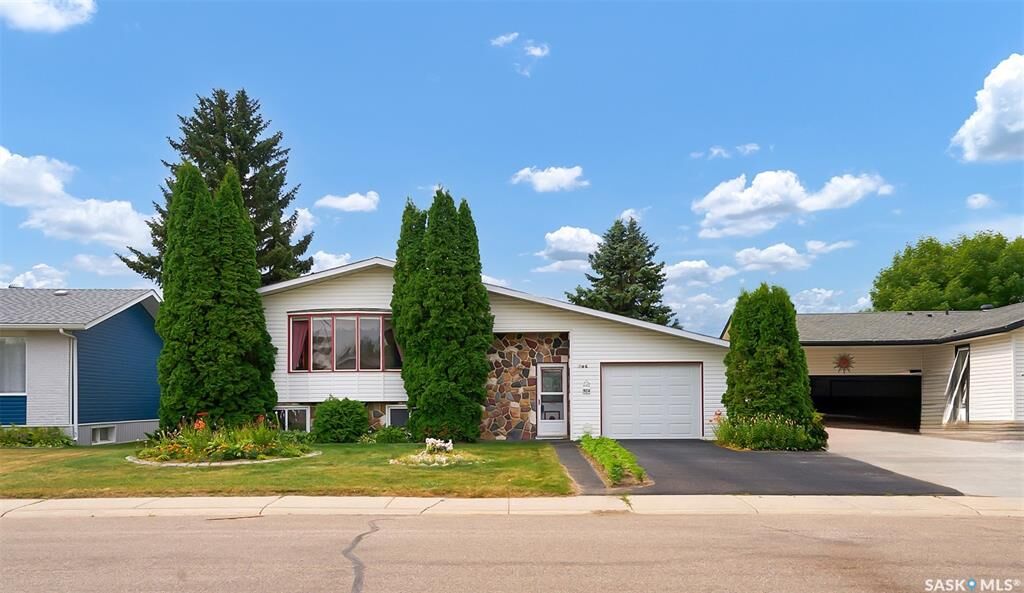 Property Photo:  504 4th Avenue W  SK S0K 0M0 