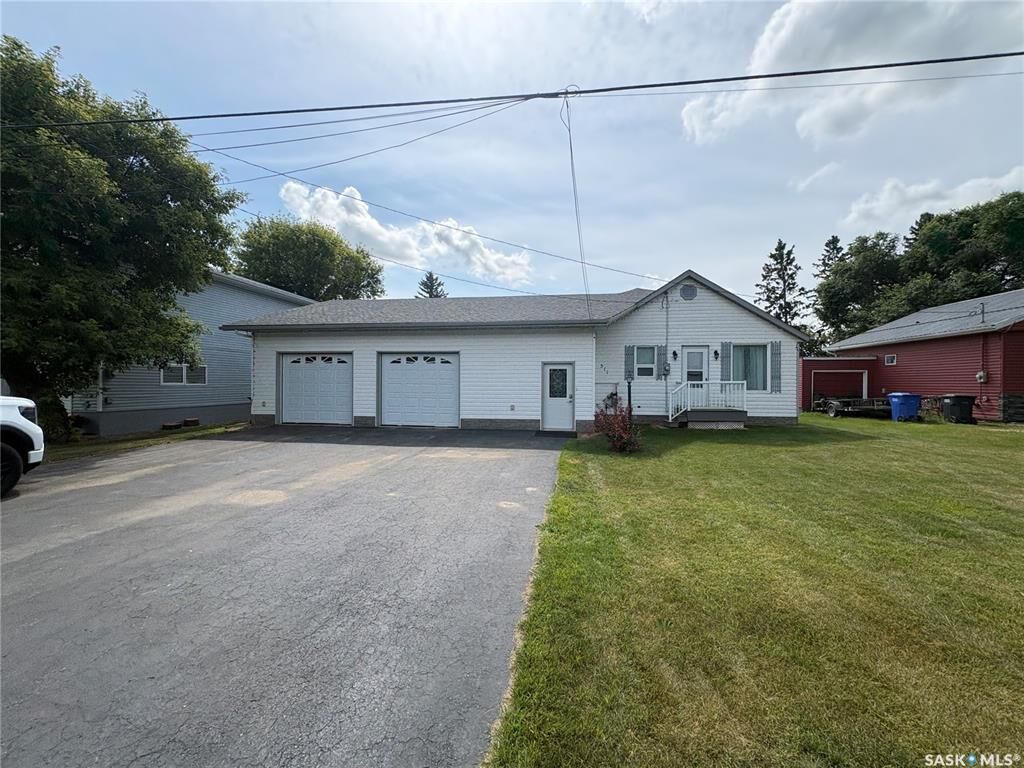 Property Photo: 511 Road Avenue E SK S0A 2A0