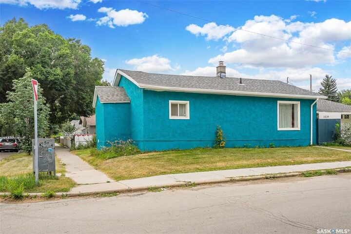 Property Photo: 1539 B Avenue N SK S7L 1G9