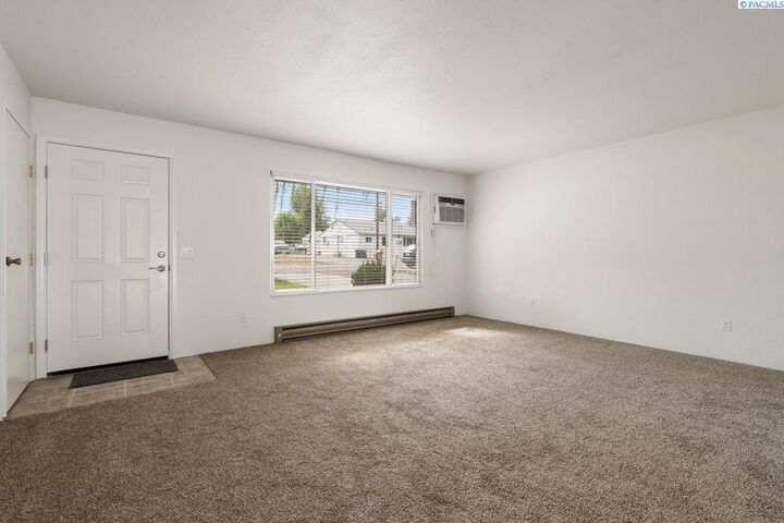 Property Photo: 484 S 41st Ave WA 99353-5006