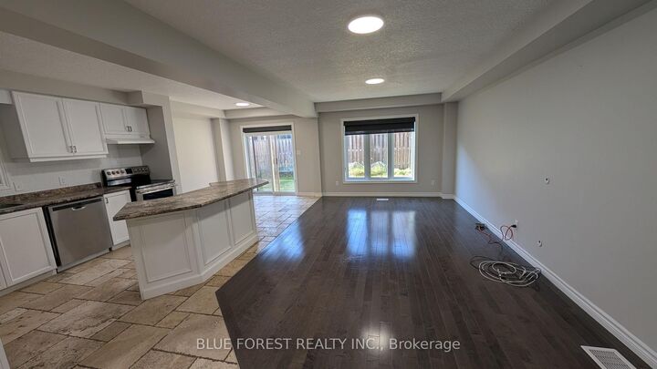 Property Photo: 904 Frontenac Crescent ON N4V 0A8