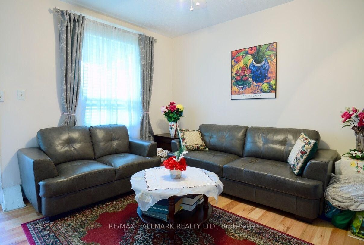 Property Photo:  47 Dentonia Park Avenue  ON M4C 1W6 