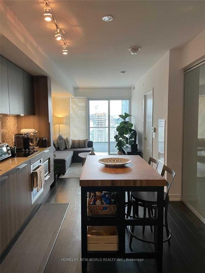 Property Photo: 85 Wood Street 2711 ON M4Y 0E8