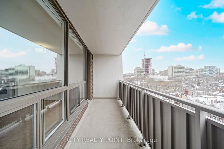 Property Photo:  666 Spadina Avenue 2411  ON M5S 2H8 