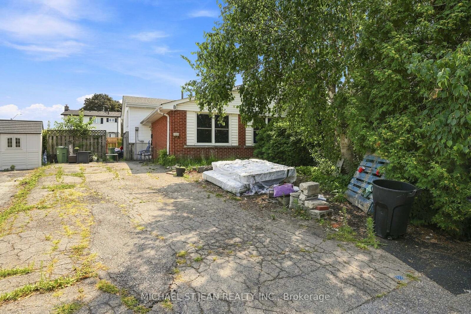 Property Photo:  8 Brendan Court  ON L8T 4R4 